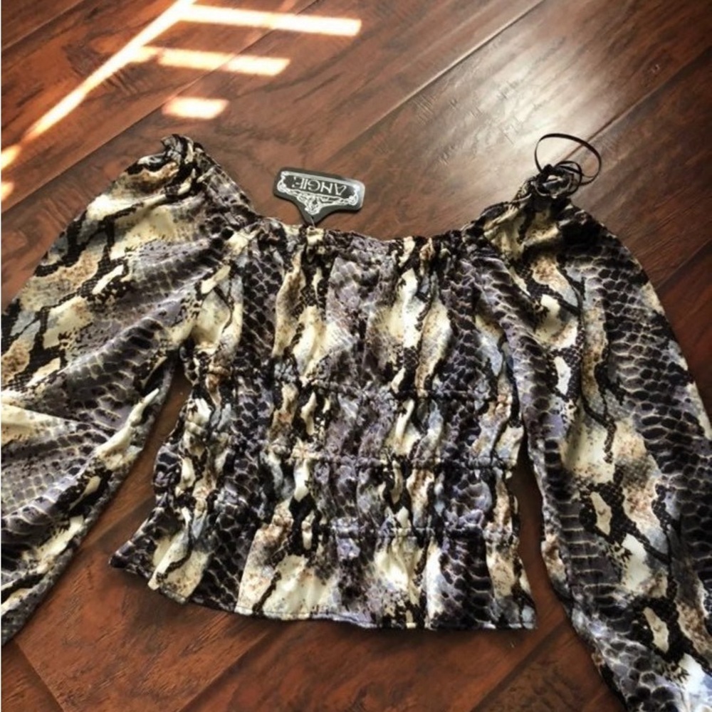 Angie off shoulder NWT short top loose sleeves